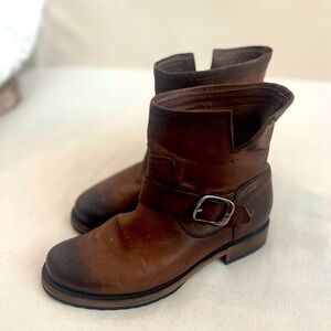 Frye Veronica Short Booties | Saddle Brown Leather | Distressed | 7.5